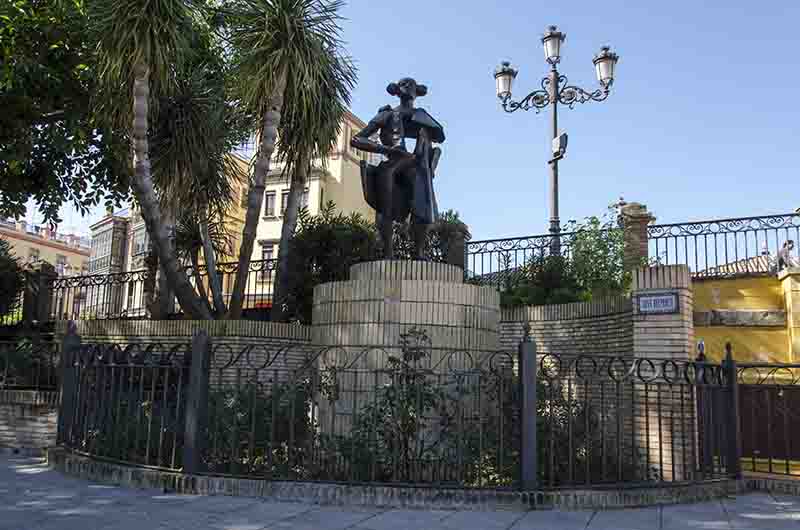 Sevilla 197 - barrio de Triana - monumento al torero Juan Belmonte.jpg